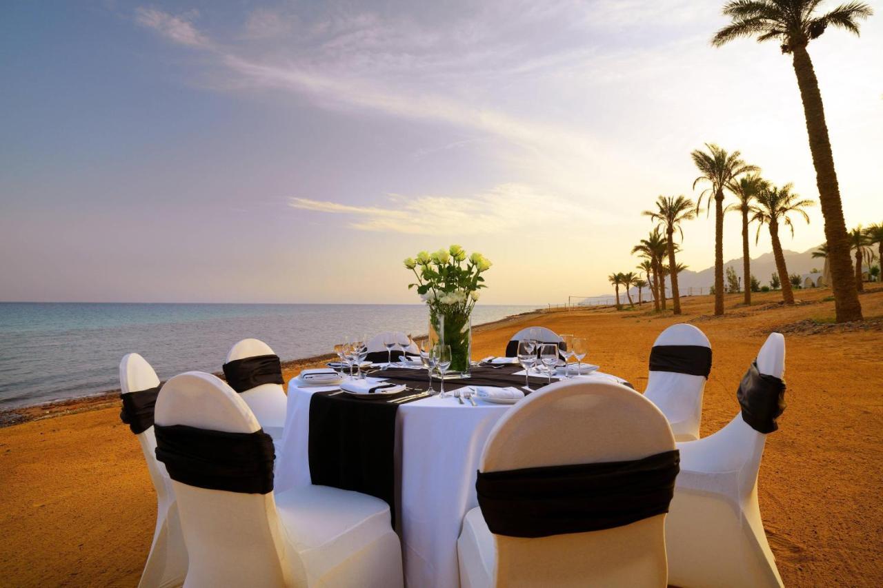 Retac Qunay Dahab Resort & Spa Exterior foto Beachfront dining at the Hilton Sharm El Sheikh Resort